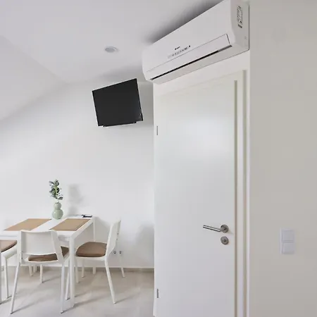 Apartmani R A M L J A K - Sobe, Zimmer, Rooms Marko Lägenhet Vodice